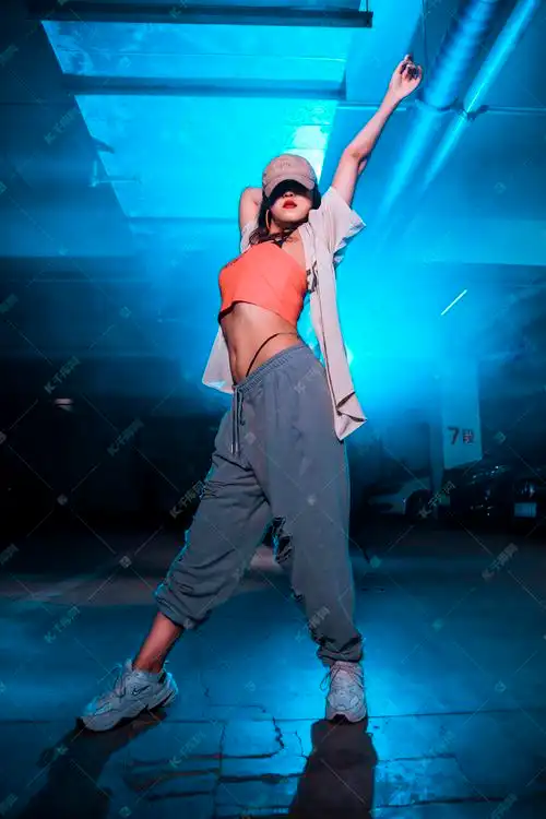 舞蹈爵士晚上爵士舞美女地下车库爵士舞动作摄影图配图