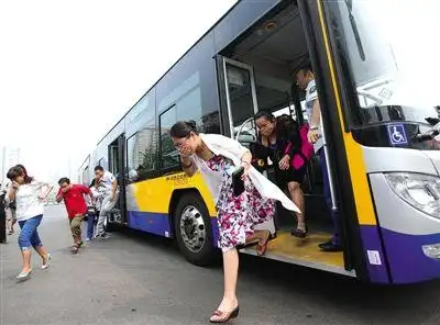 公交司售人员疏导"乘客"从公交车前后门下车