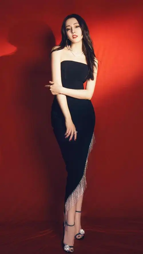 迪丽热巴黑色流苏斜角裙优雅迷人写真