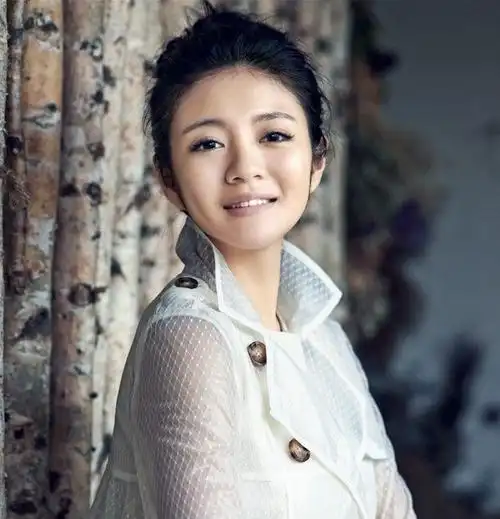 轻熟女安以轩最新写真图片 置身花园尽显优雅气质