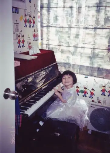 我是歌手邓紫棋童年照 玩转乐器显萌态