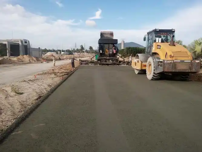 电科信息产业基地市政道路工程:1号路k0 500~800段南半幅水稳层施工