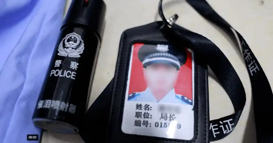 一名男子出示假冒人民警察证件在右江区广州街后排一宾馆,接到一女士