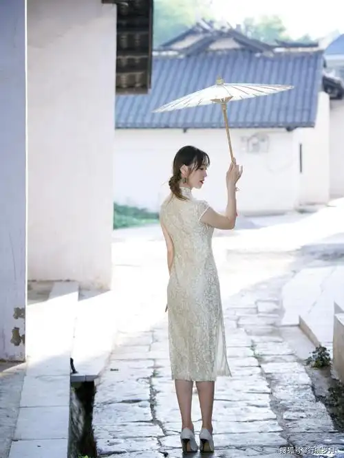 那个身着旗袍的女子,烟雨一般,一路走来,或是走去……_江南