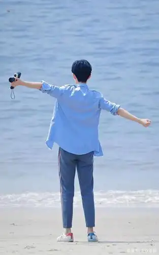 肖战——看着背影会心动,你回头时,我们一直在