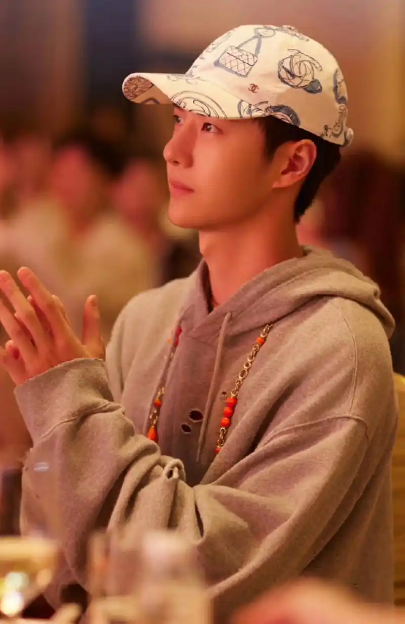 王一博参加年会活动,戴着白色印花帽子,穿灰色卫衣,整体太清爽了,少年