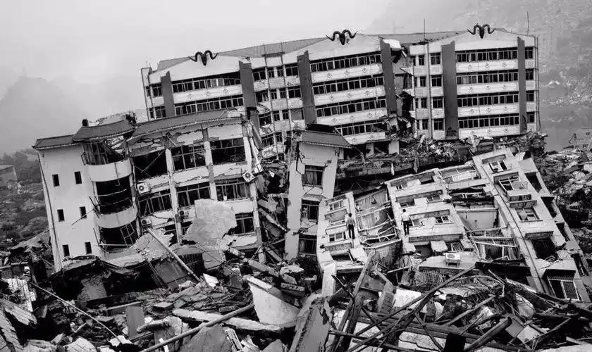 原创汶川大地震中的伟大父亲徒步25公里只为把儿子背回家