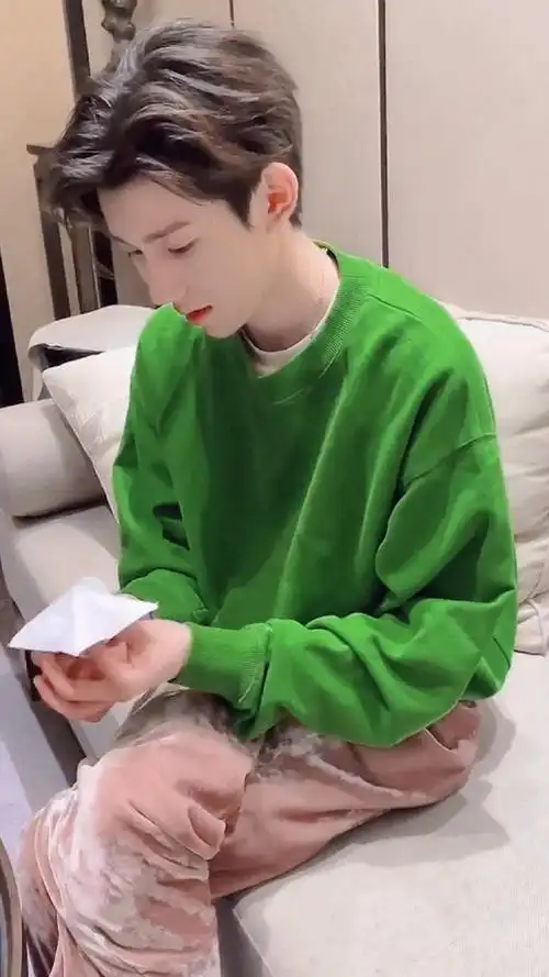 王源超话#王源2022时和岁暖#小绿衣合集"小绿衣就是我!"@tfboys-王源