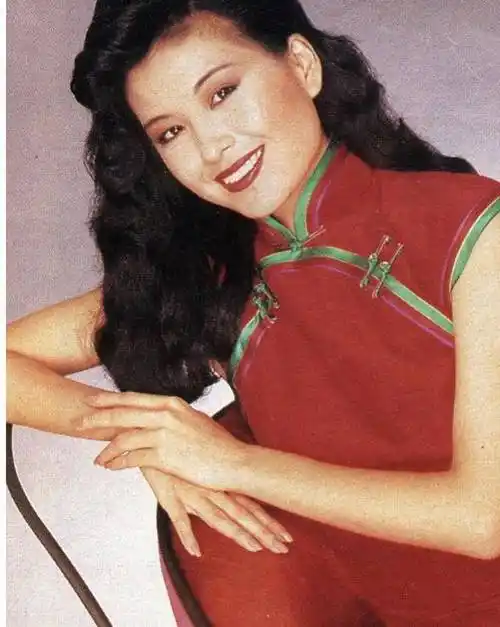 伍咏薇晒选美旧照张国荣颁奖她三甲不入看这张照片就知道原因