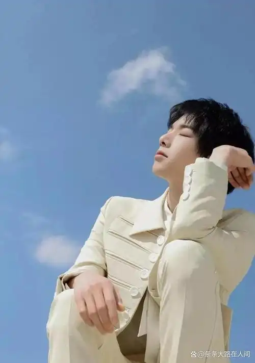 华晨宇一专到五专的动态变化,展现了他作为音乐人的成长和进步