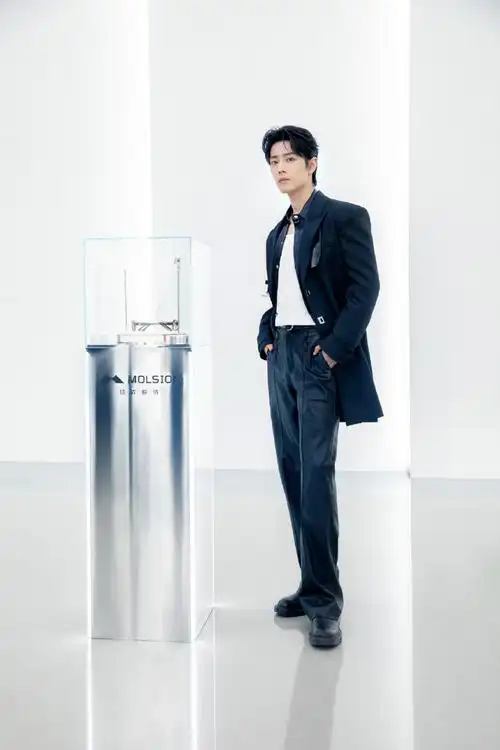 肖战黑色长大衣##肖战暗黑系墨镜造型#肖战今日造型太帅了,全身all