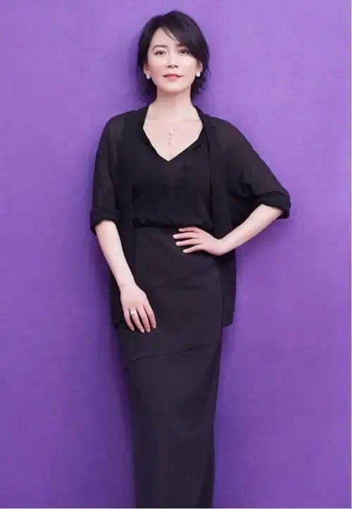 俞飞鸿穿风衣配毛衣走机场低马尾好洋气虽低调但好气质难掩