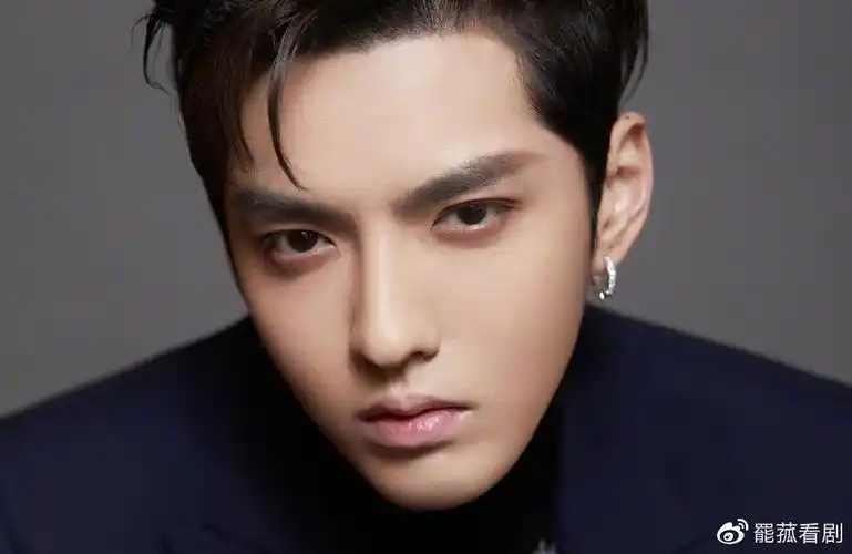 吴亦凡近照法令纹木偶纹严重t恤裤子全撑满网友丙丙变两两