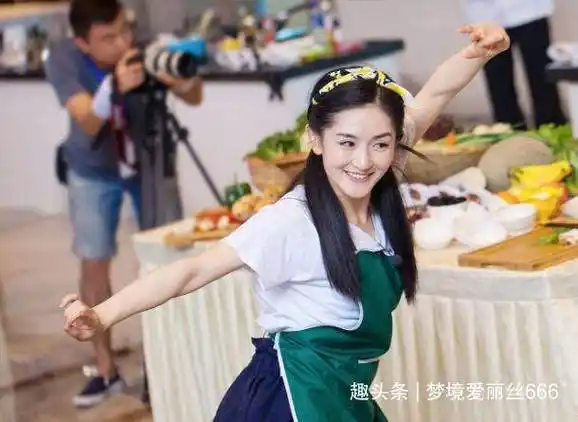 张杰谢娜带女儿去商场玩,跳跳活泼爱撒娇,俏俏扎高马尾超可爱_事情