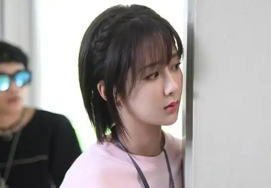 26岁杨紫是怎么甜成19岁佟年的?服装发型都是加分项,甜美又清纯