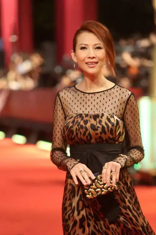 45岁蔡少芬重返清纯年少华贵红裙气质炸裂