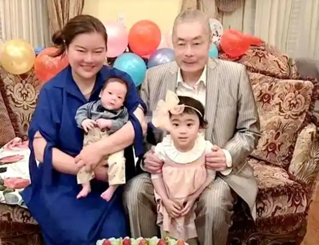 85岁刘诗昆晒小儿百天照,小儿子额头高眼睛大,五官超像爸爸