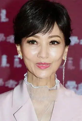 流传出来的照片是修了又修,完全是呈现出最年轻状态的自己,而赵雅芝也