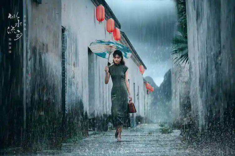 大壮 配诗:戴望舒 撑着油纸伞,独自 彷徨在悠长,悠长 又寂寥的雨巷 我