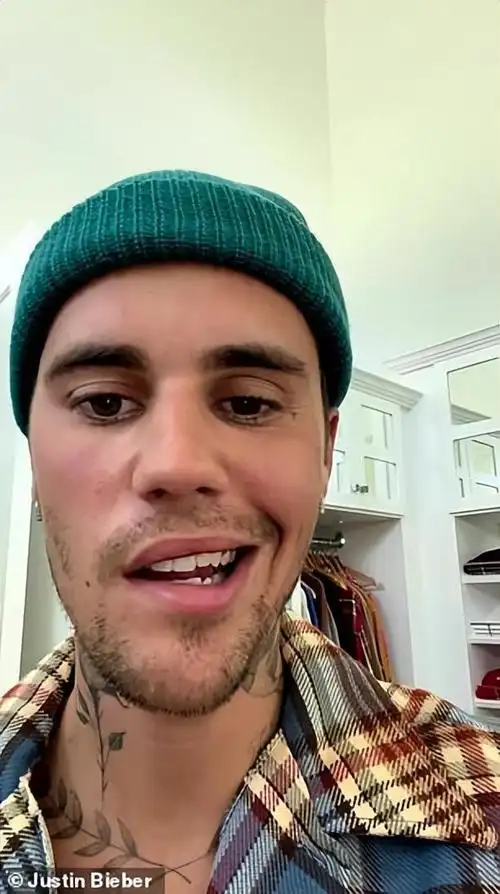 颜值回春!贾斯汀·比伯穿蓝色夹克显年轻,正在与面瘫做斗争