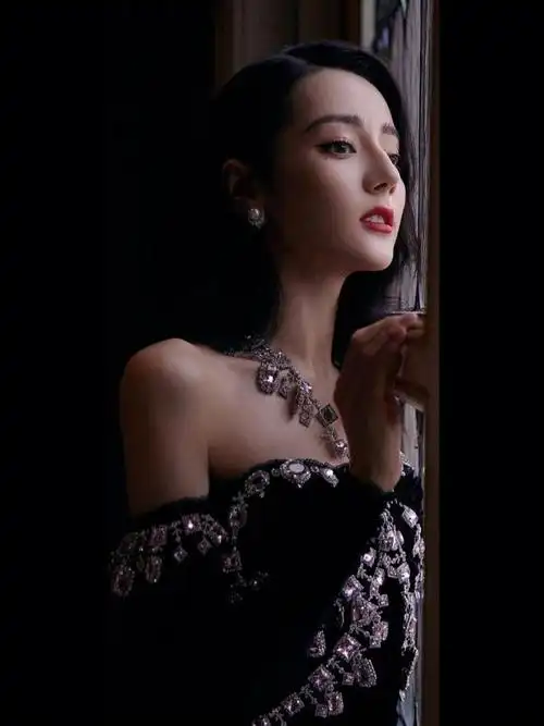 迪丽热巴美得好惊艳鎏金吊带裙头戴黑色皇冠那瞬间美到失语