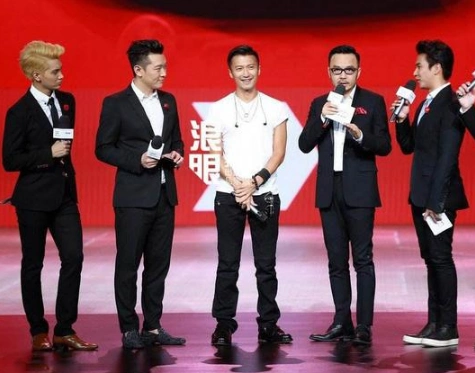 明星艺人的身高要求高,谢霆锋每次出席活动的时候,站在中间真尴尬