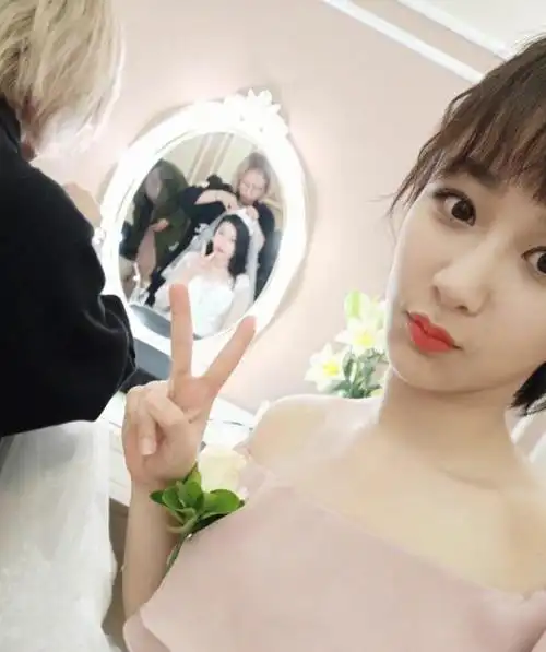 杨紫|杨紫不舍假期与闺蜜聚餐,两人感情如初,五年前杨紫亲自送她出嫁