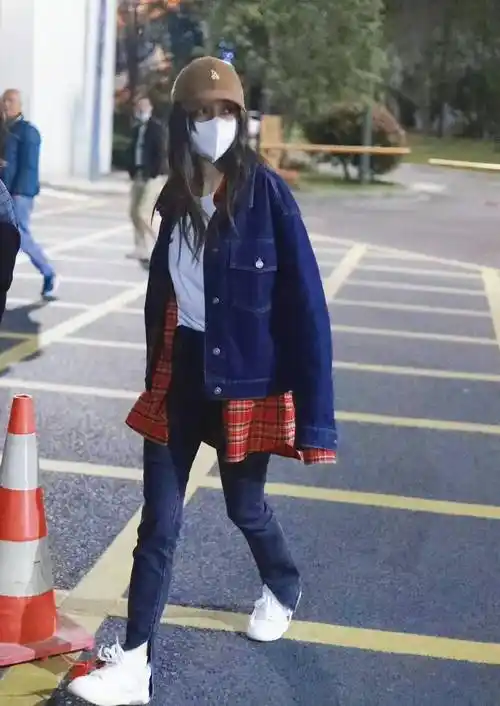 原创angelababy杨颖牛仔外套配黑色开叉牛仔裤春日穿搭随性舒适