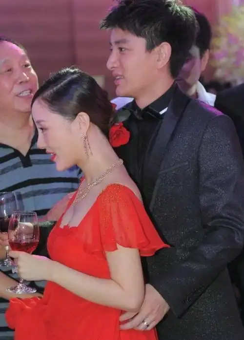 李小璐婚礼礼服