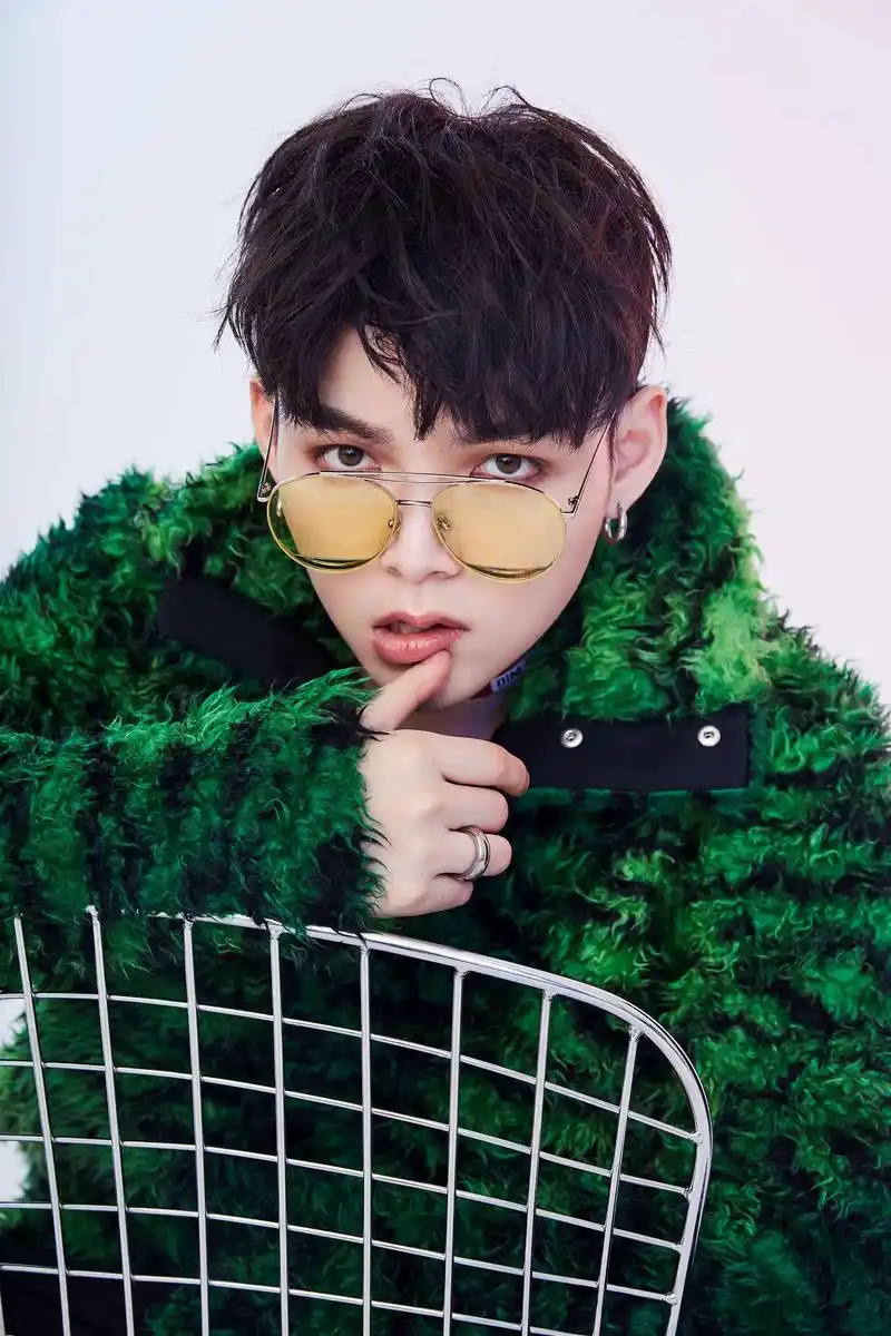 4 朱星杰酷雅写真曝光 邪魅冷眸酷出新冰点