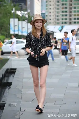 街拍:爱上了第三位美女,身材丰腴性感迷人,让人很是心动!