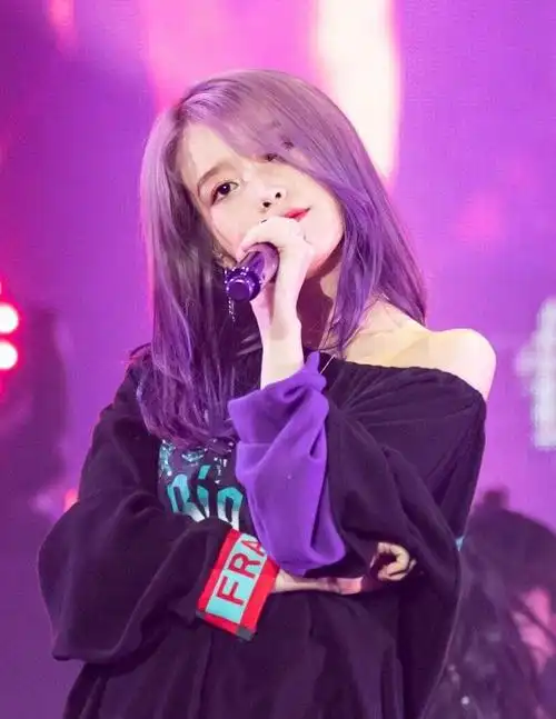 iu李知恩只有162cm,挑战紫发造型意外惊艳,果然身高不影响颜值
