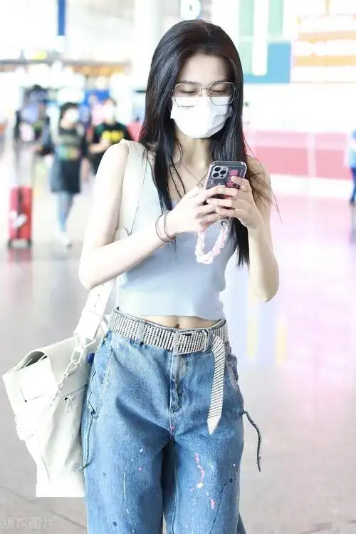 2021年8月29日,北京,徐璐现身机场.