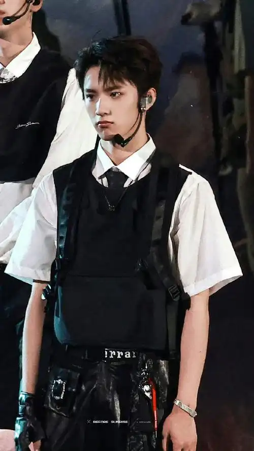 刘耀文脖子上绑花##刘耀文迷雾海报#刘耀文脖子上戴花好欲好撩好涩涩