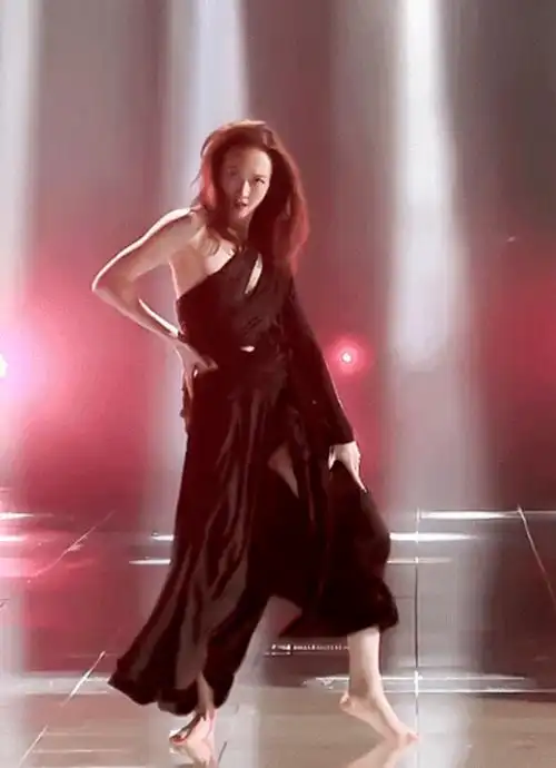 王鸥展示超强唱跳实力,双腿却意外抢镜,确定是39岁的阿姨吗