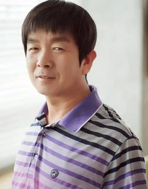 男人过了60岁,头发尽量少剪长发,平头,换成这些发型更儒雅帅气_男士