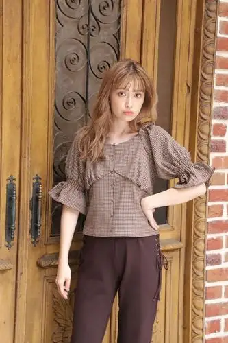 看看石原里美的穿搭技巧,这根本不是餐厅,而是时尚秀场!