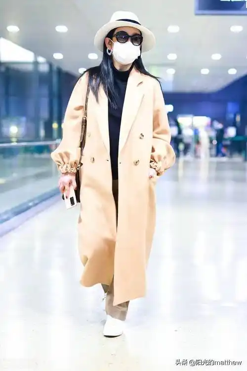 2021年12月12日,上海,秦海璐现身机场.