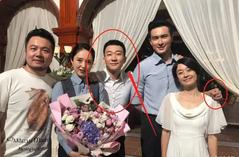 原创女明星剧照被热传靠男演员身上吃蛋糕分手后的状态越发少女感