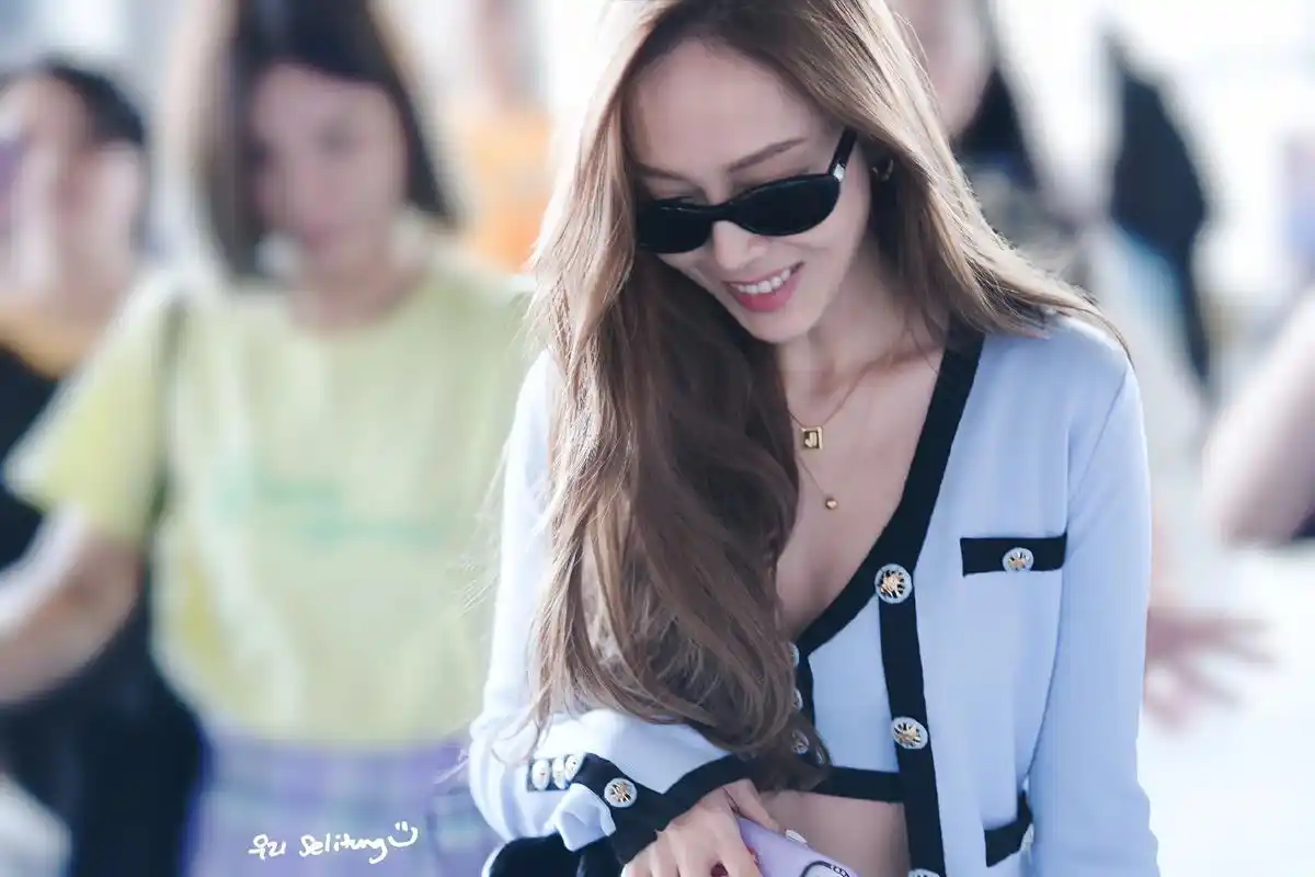 郑秀妍今日穿搭7615又辣又优雅的蓝色针织套装 郑秀妍今日海口