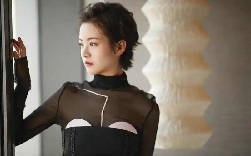 李庚希黑色短裙优雅写真图片56