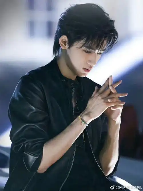 宋亚轩十指交叉