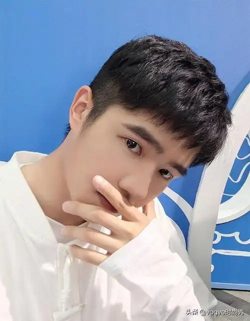 男青年发型,中年男士发型图片(年轻人去理发店只会说"两边剪短")