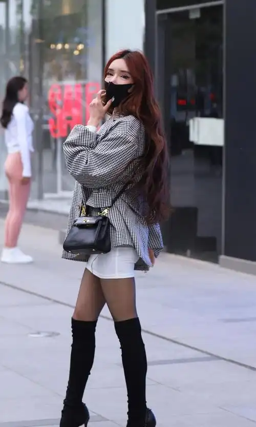 冬天穿高筒靴美女选择过膝设计的搭配黑色丝袜保暖还显腿长