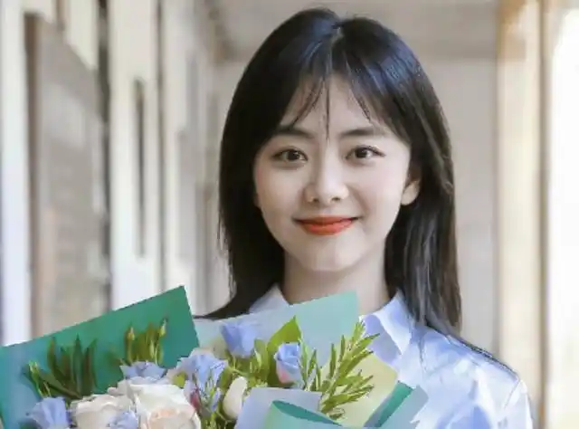 不老女神谭松韵为何上学时无人追,看到她17岁校服照:原来如此