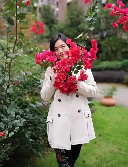 无数年轻漂亮的女艺人如雨后春笋冒了出来,年纪已大,没有知名度的白雪