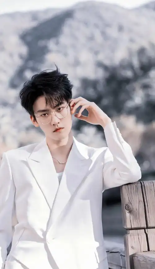 周柯宇白西装金丝眼镜随拍