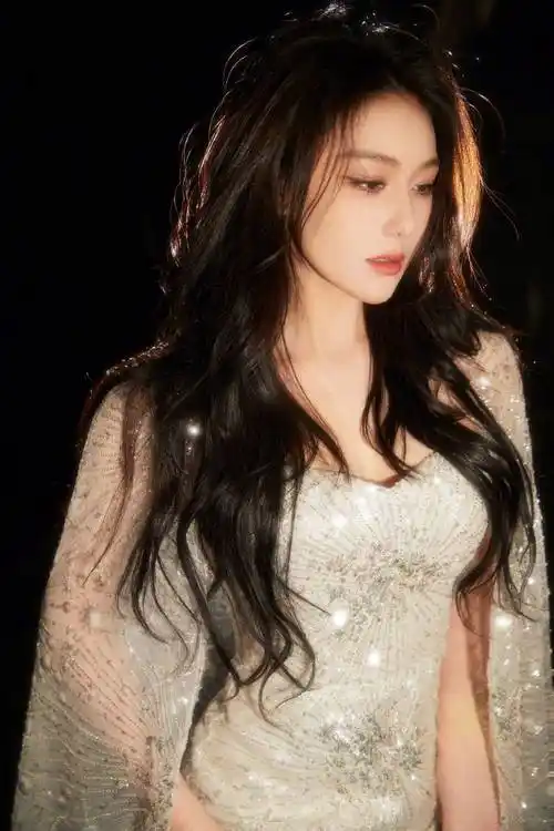 张馨予这款碎钻紧身裙太亮眼,灯光一打,凹凸有致的身材闪闪发亮_时尚_