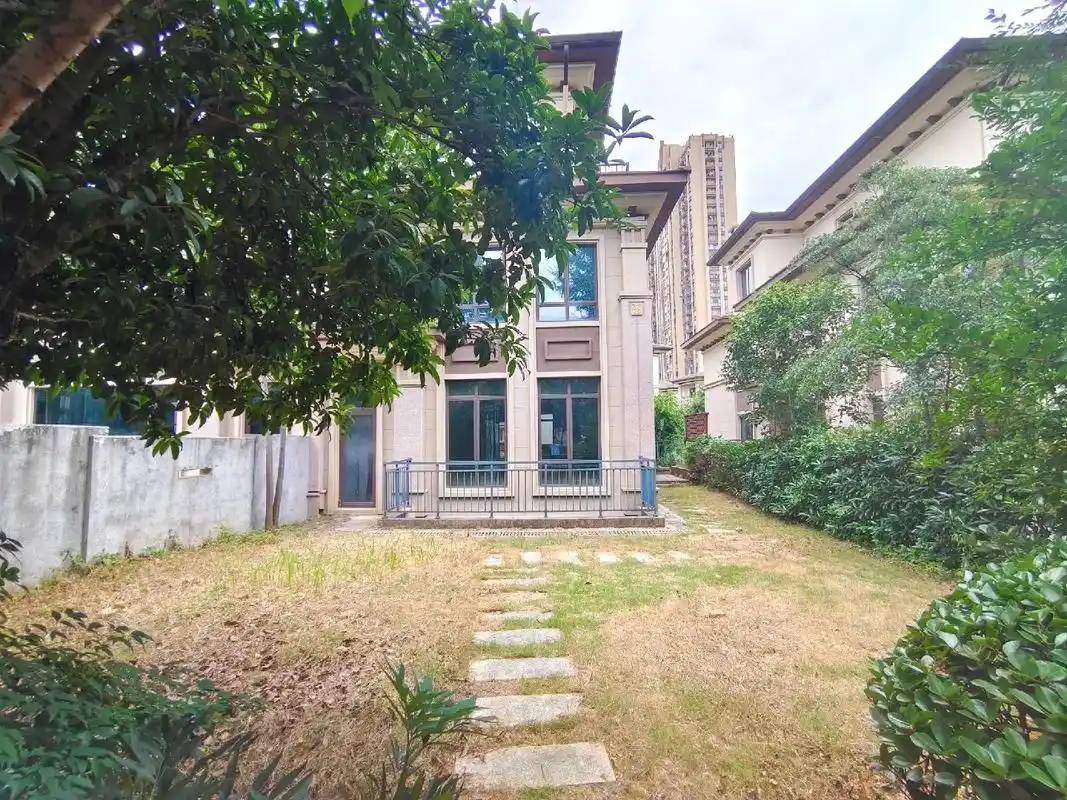 长沙别墅招租.龙湖湘风原著 稀缺双拼别墅 产权258平,花园 - 抖音