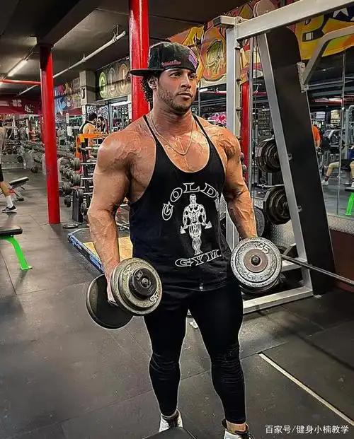 29岁健美运动员枪击父母网友练肌肉把脑子练坏了吧